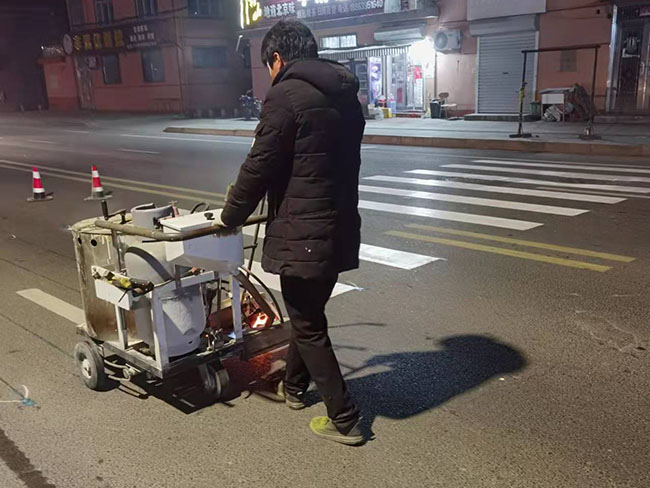 膠州梧州路熱熔斑馬線(xiàn)劃線(xiàn)即將交付