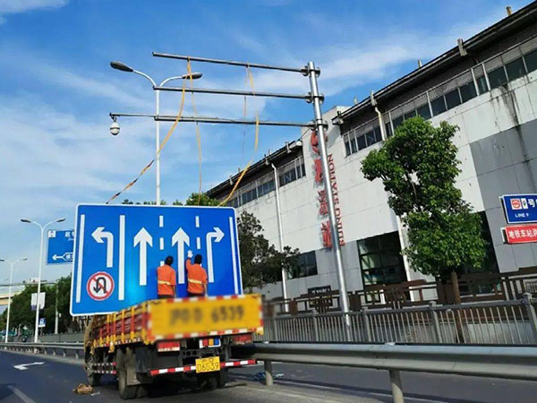 中躍交通完成王沙路與正陽(yáng)路交會(huì)路口標(biāo)志牌安裝